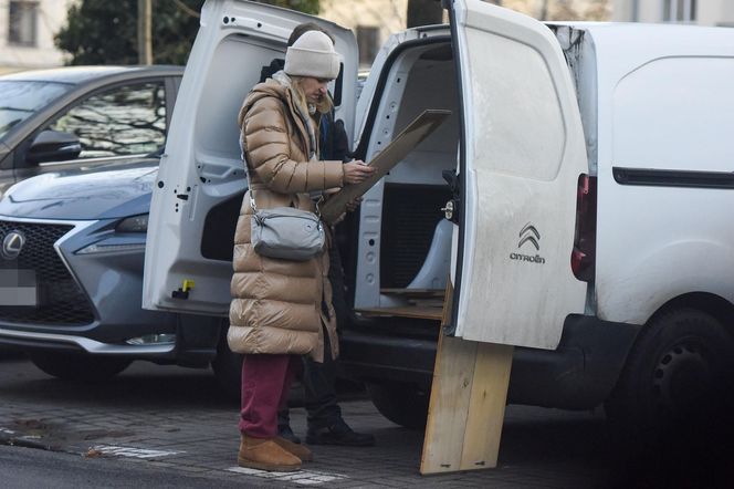 Joanna Koroniewska ogląda deski na ulicy