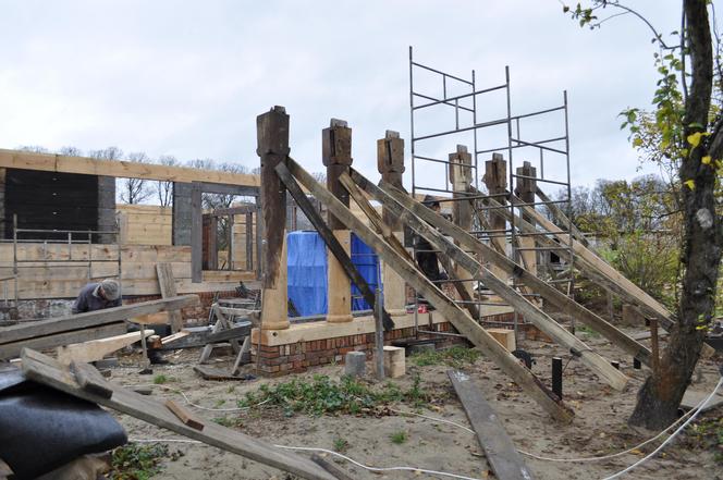 Dom podcieniowy w Mikoszewie na Żuławach – początek odbudowy po rozbiórce