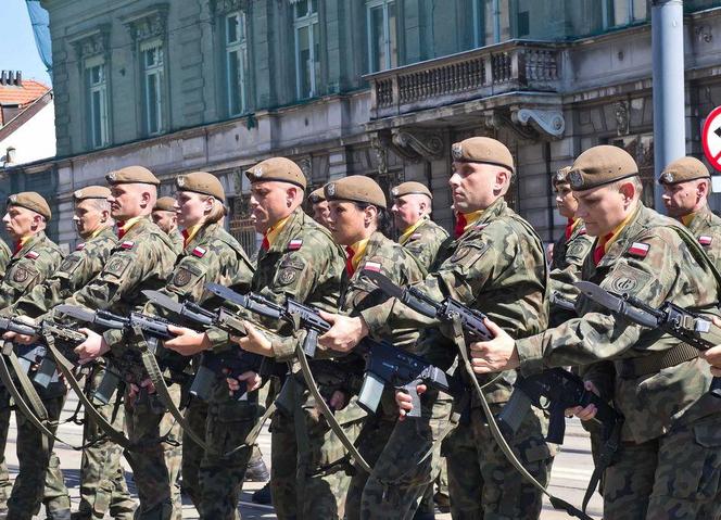 Łódź. Obchody Święta Wojska Polskiego na Placu Katedralnym