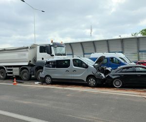 Karambol na S8 w Warszawie. Lądował śmigłowiec LPR. Zderzenie ośmiu pojazdów przed mostem