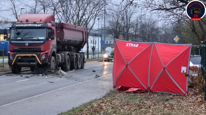 Józefosław. Osobówką wjechali pod tira. Tragiczna wiadomość	