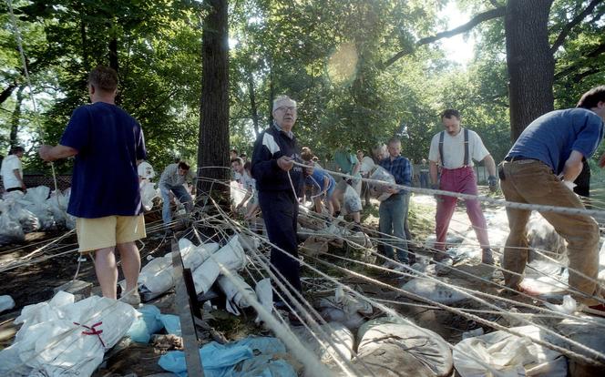 Powódź tysiąclecia we Wrocławiu. Zobacz, jak ratowano zoo przed wielką wodą 