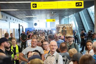 Ludzie oczekujący na przylot Sławosza Uznańskiego-Wiśniewskiego w Porcie Lotniczym Chopina w Warszawie