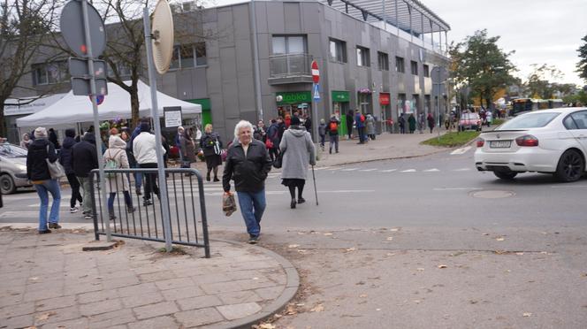 Tłumy na cmentarzu przy ul. Poprzecznej. Olsztynianie odwiedzają groby bliskich [ZDJĘCIA]