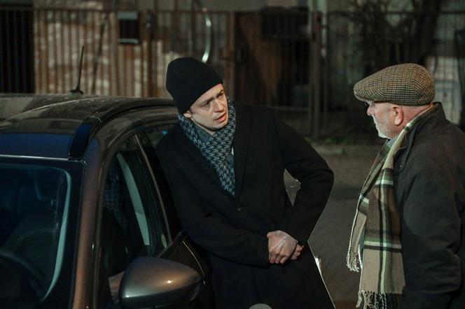 Na Wspólnej, odc. 3475. Emil (Piotr Ligienza), Zawias (Sławomir Sulej)