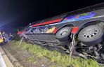 Format: Wypadek autokaru z amerykańskim żołnierzami na A4 pod Jaworem. Jest wielu rannych. Żołnierkę zabrał śmigłowiec [ZDJĘCIA].