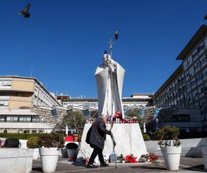 Wierni z różnych krajów przychodzą kolejny dzień pod rzymską Poliklinikę Gemelli