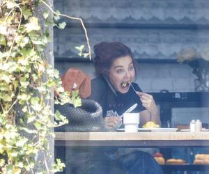 Małgorzata Socha stroi miny przy bajglu