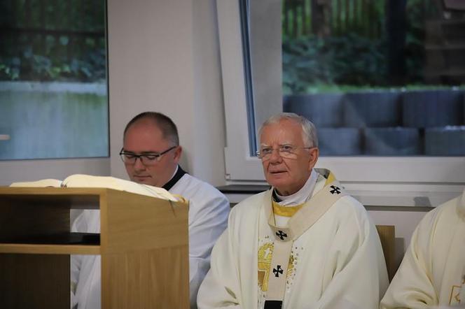 Abp Jędraszewski przy grobie św. Jana Pawła II: Był jak słońce, które ze swoim światłem docierało na wszystkie kontynenty świata 