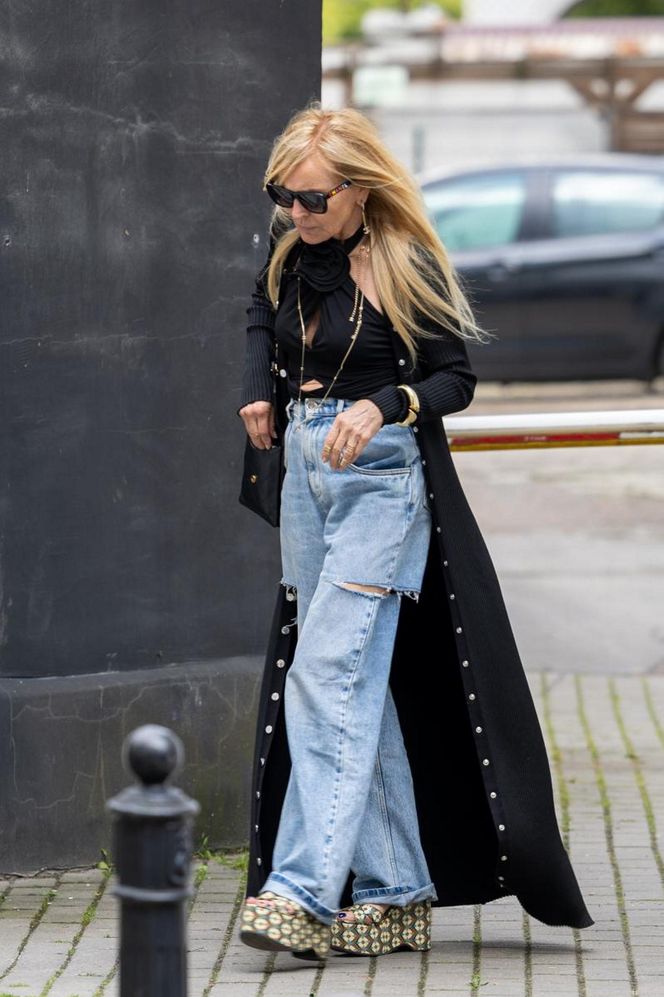 Monika Olejnik w butach Miu Miu za krocie i porwanych dżinsach! Ta stylizacja szokuje