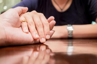 Wiele kobiet nosi pierścionek na małym palcu. Co to oznacza? To ważna obietnica