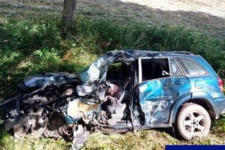 Śmiertelny wypadek na trasie Barciany - Stary Dwór Barciański. Auto uderzyło w dwa drzewa [ZDJĘCIA]