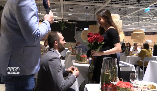 Klimat sprzyjał porywom serca - jeden z gości postanowił się tego wieczoru oświadczyć