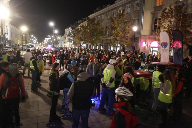 Nightskating. Warszawiacy przejechali stolicę na rolkach [Zdjęcia]