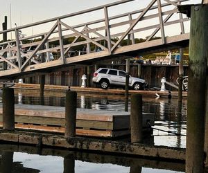 Pomylił gaz z hamulcem i zaparkował na molo