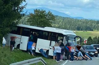 Autobus ugrzązł na poboczu pod Zakopanem. Pasażerowie wysiedli i ramię w ramię zaczęli go pchać [ZDJĘCIE]