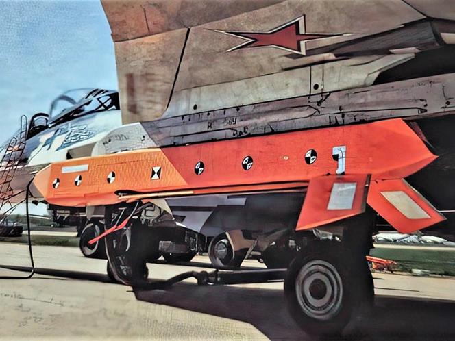 S-71M pod skrzydłem myśliwca Su-57