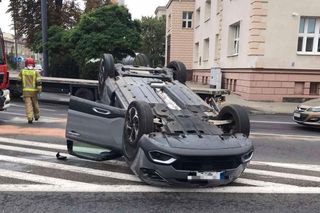 Dachowanie osobówki w Bydgoszczy! Samochód zderzył się z ciężarówką, która nie ustąpiła pierwszeństwa [GALERIA]