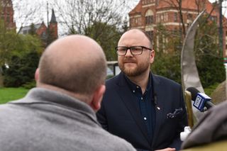 Od roku rządzi Toruniem i wyskakuje z lodówki