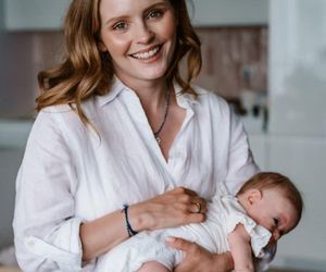 Olga Kalicka ruszyła z promocją… własnego dziecka! Córeczka ma zaledwie miesiąc, a już występuje w reklamie