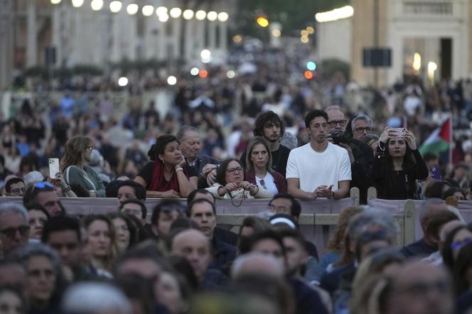 Hołdy na Placu Świętego Piotra.