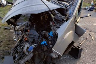 Samochód uderzył w drzewo, nie żyje pasażerka. Tragiczny wypadek w powiecie leszczyńskim