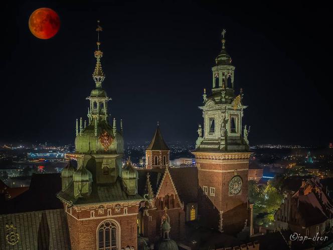 Kraków niczym Las Vegas. Takich zdjęć nocnego miasta jeszcze nie widziałeś