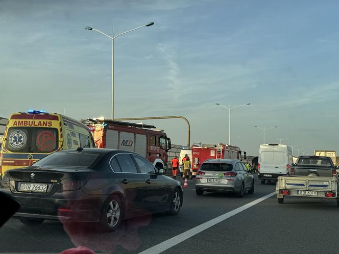 Karambol na Autostradowej Obwodnicy Wrocławia. Aż 3 wypadki, 15 uszkodzonych pojazdów oraz 3 osoby ranne