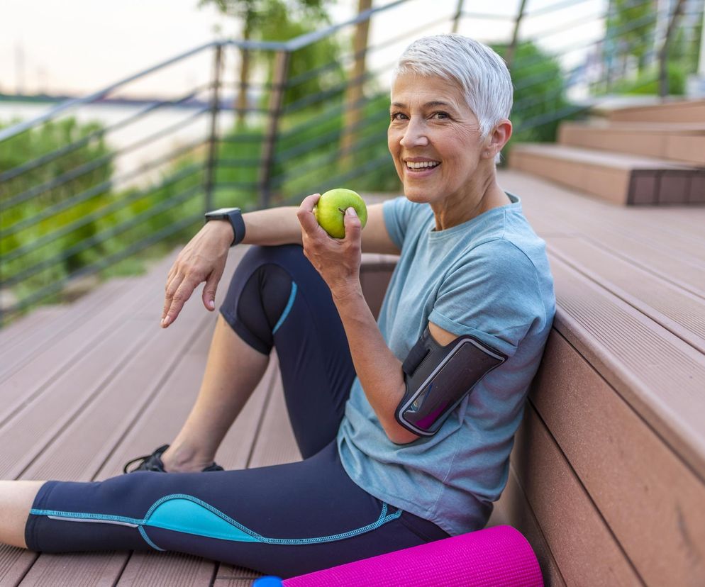 Tego najczęściej brakuje po 50-tce. 3 suplementy, które warto wpisać na listę