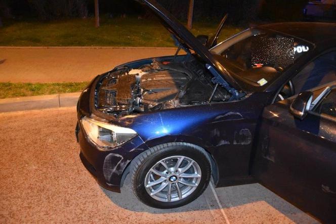 Młody kierowca wpakował się swoim BMW w znak drogowy. Odpowie na poważniejsze przestępstwo