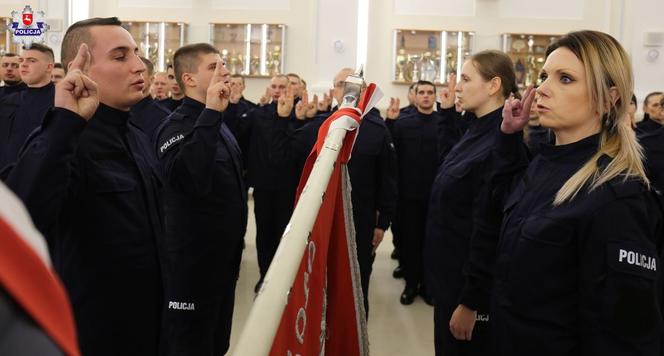 W lubelskiej policji jest więcej mundurowych. Za nimi uroczyste ślubowanie