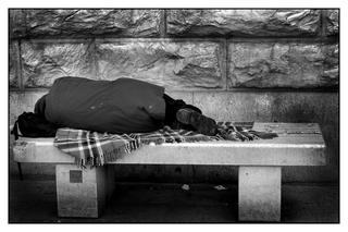 Apel służb, by nie być obojętnym na los osób bezdomnych