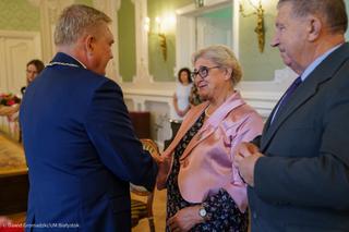 Białystok. Pary świętowały złote gody. Prezydent wręczył małżonkom medale [ZDJĘCIA]