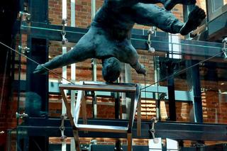 Zachwycające rzeźby Jerzego Kędziory balansują nad miastem. W Bydgoszczy trwa niecodzienna wystawa