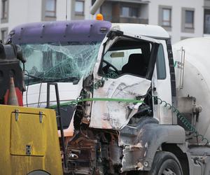 Autobus miejski zderzył się z betoniarką w Warszawie