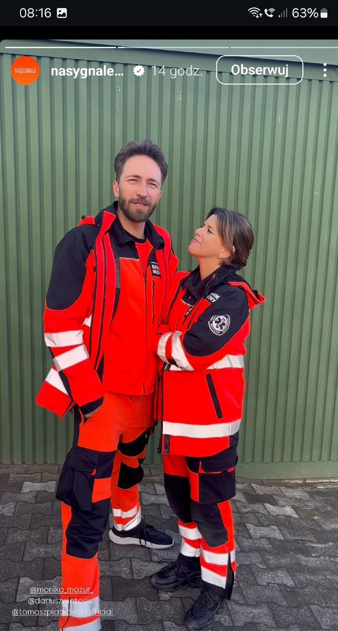 Na sygnale na planie. 6. rocznia ślubu Strzeleckich. Martyna (Monika Mazur), Piotr (Dariusz Wieteska)