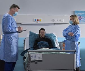 Pierwsza miłość, odcinek 4039: Angelika/Milena (Patrycja Franczak), jej matka Eliza (Anna Maria Sieklucka), lekarz onkolog Gorczyca (Wojciech Majchrzak)