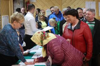 Wybory samorządowe w Zakopanem. Górale w strojach ludowych ruszyli do urn [GALERIA]