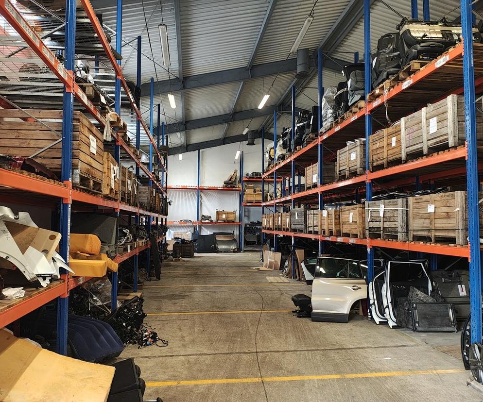 Prowadził sklep z częściami z kradzionych aut. Policja w Łodzi zdemaskowała ogromną dziuplę