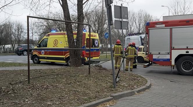 Makabra na Mokotowie. Mercedesem przejechał staruszkę. 81-latka zmarła w szpitalu