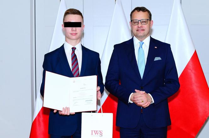 Marzyła mu się kariera polityka, skończy w więzieniu? 19-letni Klaudiusz B. udawał policjanta