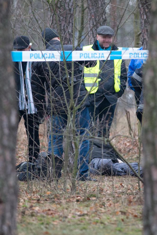 Adam strzelił sobie w głowę w lesie w którym zawisł jego brat