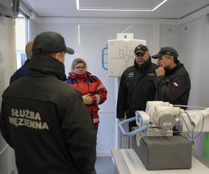 Rentgenobus trafił do Zakładu Karnego w Czerwonym Borze. Badania więzniów będą odbywać się na miejscu. ZDJĘCIA