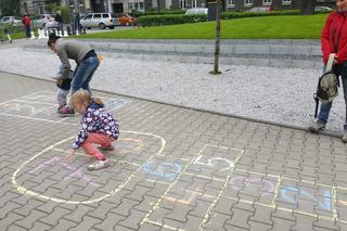 Gliwice: Planszówki w plenerze i gigantyczne szachy na skwerze pod biblioteką