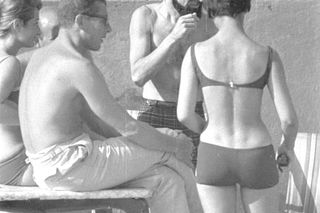 QUIZ PRL. Seksbomby znad Bałtyku. W czym opalały się nasze matki i babki? 15 pytań o plażowanie w stylu PRL