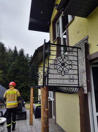 Stara Wieś. W domu jednorodzinnym URWAŁ SIĘ balkon! Trzy osoby w szpitalu