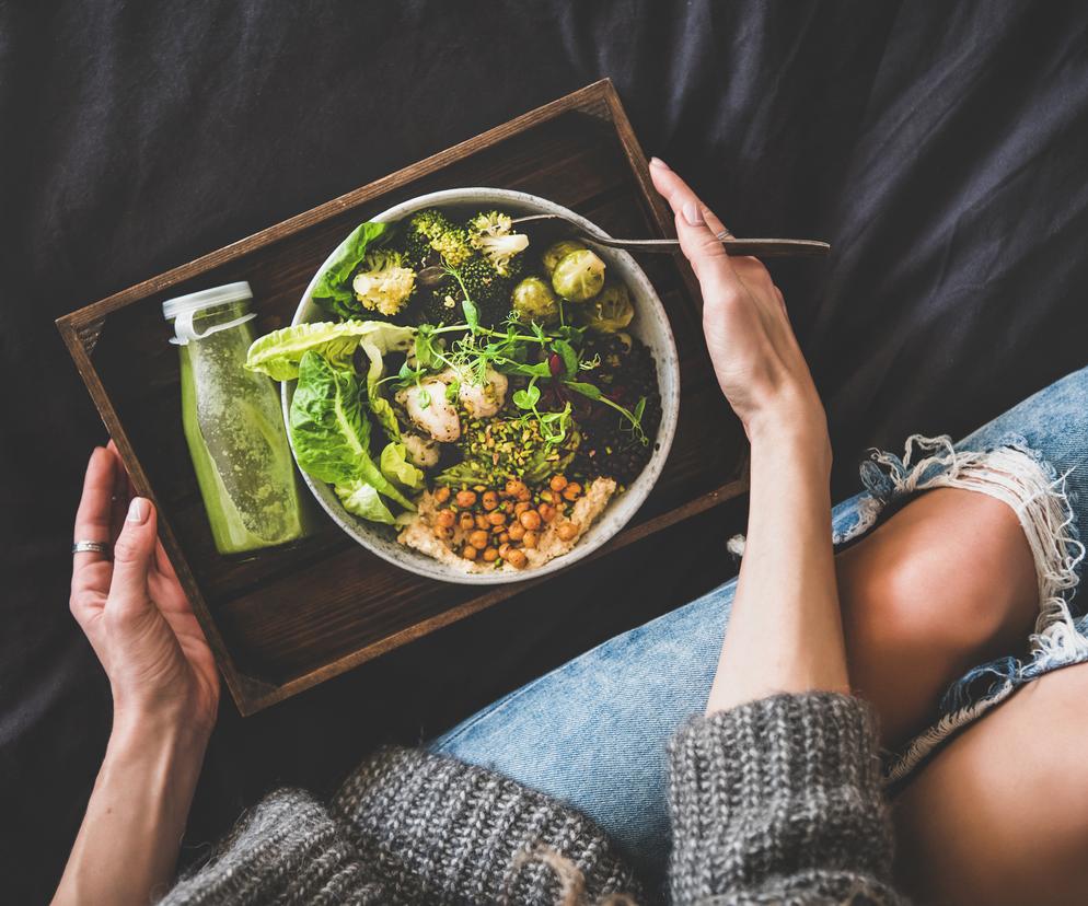 Kobieta je zieloną sałatkę
