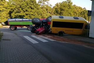 Nieprawidłowe wyprzedzanie przyczyną wypadku. Bus zderzył się z ciągnikiem