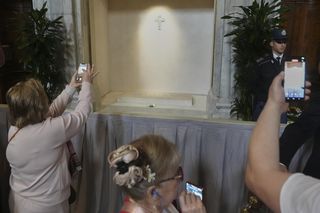 Wierni odwiedzają grób papieża Franciszka