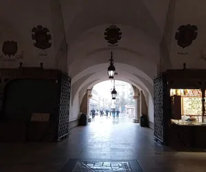 Kram w Sukiennicach do wynajęcia! To zdarza się niezwykle rzadko. Wiemy za jaką cenę!